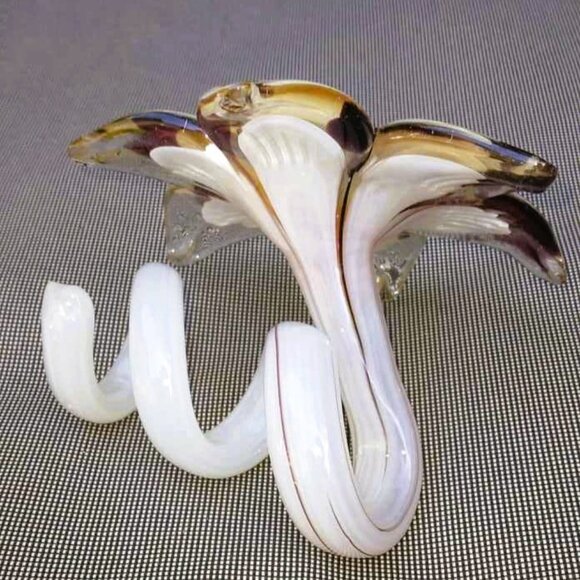 Lovely Six Petal Art Glass Hand Blown Iridescent Flower with Curled White Stem - Picture 2 of 10